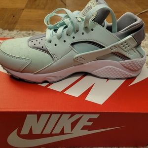 Brand New Women's Nike Air Huarache